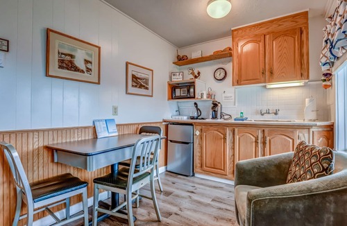 Depoe Bay Apartment | T05 - Dinghy @ Trollers Lodge