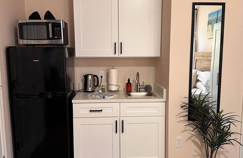Windwood Bay Apartment | Ta-da! How does this look? nModern Vacation Studio Minutes Away From The Parks!