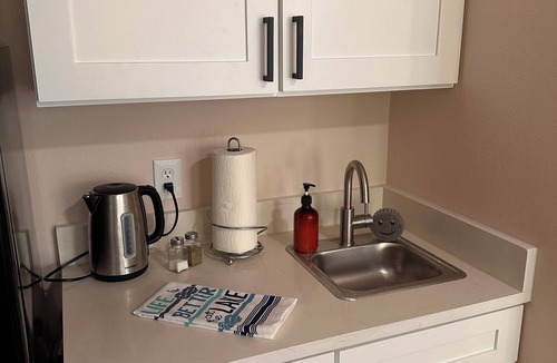 Windwood Bay Apartment | Ta-da! How does this look? nModern Vacation Studio Minutes Away From The Parks!