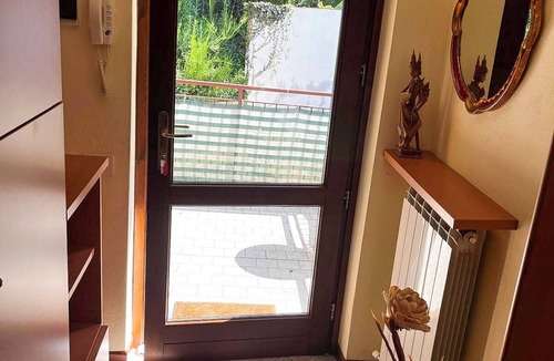 Sarangio Apartment | Tastefully furnished 2-room apartment with 2 balconies and garage