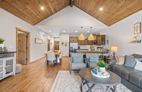 Indian Point House | Table Rock Lake 6 BR Lodge + Boat Slip + Hot Tub
