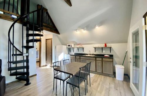 Indian Point House | Table Rock Lake Glamping Getaway in a Luxury Cabin