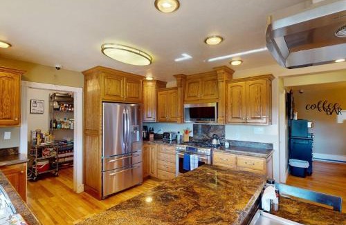 Parowan Apartment | Tacit Shadow Resort Aviator Queen Suite, Gym, Coffee Bar, Hot-Tub, Free Laundry, Food Available