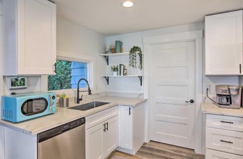 Tacoma House | Tacoma 'Dash Point Beach Cabin' w/Balcony!