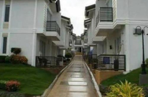 Canlubang Villa | Tagaytay Hampton Villa C5 - Unwind in a cozy 2 bedroom with pool