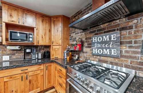 Tahoe Island Cabin | Tahoe Cabin - Hot Tub, Fire Pit, Pool Table, 12Mins to Heavenly - perfect for friends & families
