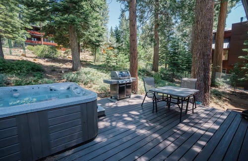 Dollar Point House | Tahoe Lodge Style Ambiance, Dog Friendly with Hottub, Sauna & Fenced Yard. By Tahoe Time VR