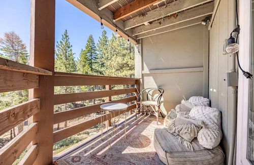 Tahoe Village Condo | Tahoe Mountain Escape. 12 Min to Beach