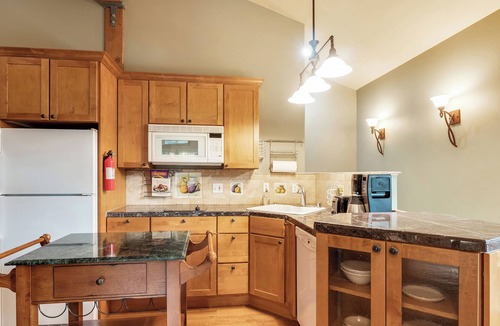 Ridgewood House | Tahoe Mountain Retreat – Gorgeous 4 BDR + Apartment w/Private Hot Tub
