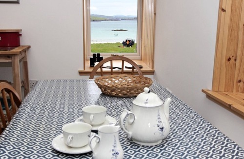 Ardroil Cottage | TAIGH THARMOID RUAIDH, pet friendly, with open fire in Timsgearraidh