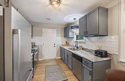 Columbia House | Tailgaters paradise, grill, game room, sunroom-large backyard!