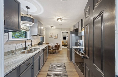 Columbia House | Tailgaters paradise, grill, game room, sunroom-large backyard!