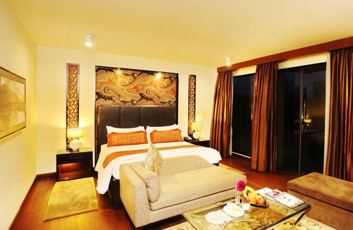 Nishat-Shalimar Hotel | Taj Dal View Srinagar