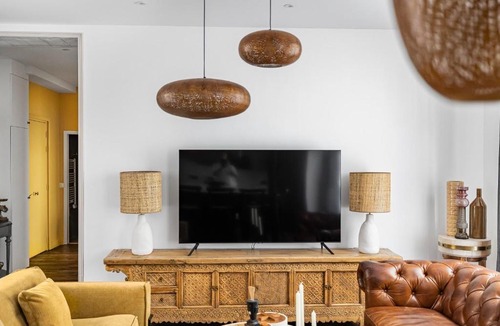 Quartier Saint-Ambroise Apartment | Taj Express
