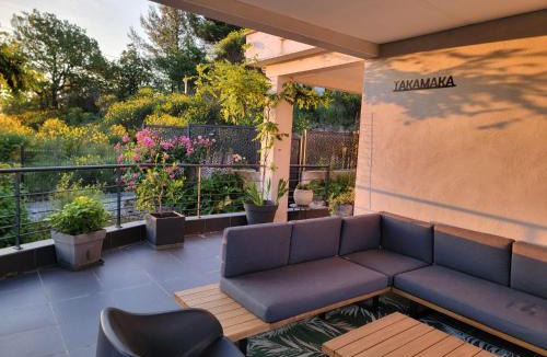 Manosque Bed & Breakfast | TAKAMAKA