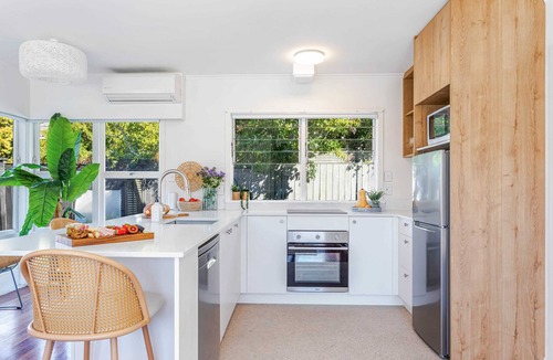 Hauraki House | Takapuna 2 BR House near beach with parking-Villa