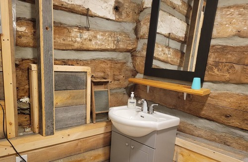 Drummond-North Elmsley Cabin | Take it easy at this unique getaway in beautiful backcountry of Lanark County.
