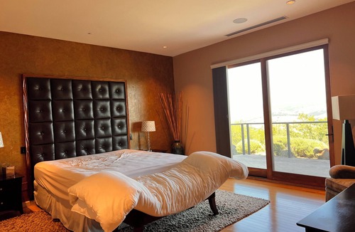 Pilot Hill House | Take it easy at this unique and tranquil luxury getaway nested in foothills!