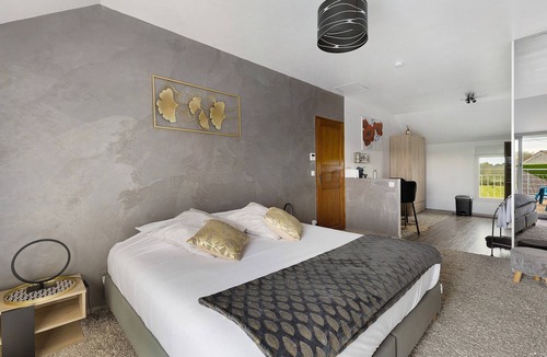 Saint-Georges-sur-Cher Bed & Breakfast | Take Off Guest Room – Le Petit Villeneuve