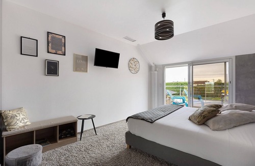Saint-Georges-sur-Cher Bed & Breakfast | Take Off Guest Room – Le Petit Villeneuve
