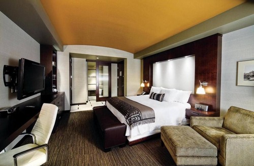 Scottsdale Apartment | Talking Stick Resort offers top-notch services and amenities .