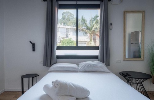 Haifa Apartment | Talpiot Garden Studios by Loui