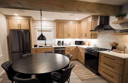 Higgins Lake Ski Chalet | Tanbrook Chalet with Private Hot Tub near Higgins Lake