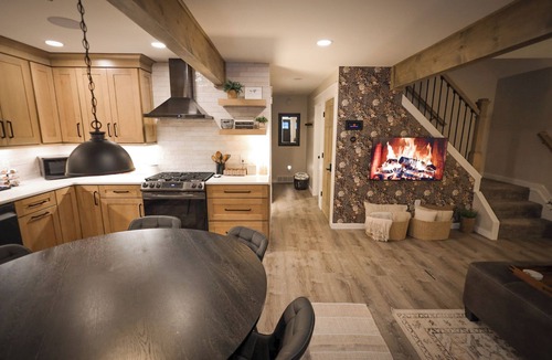 Higgins Lake Ski Chalet | Tanbrook Chalet with Private Hot Tub near Higgins Lake