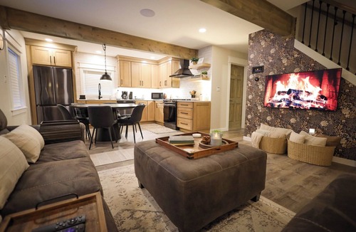 Higgins Lake Ski Chalet | Tanbrook Chalet with Private Hot Tub near Higgins Lake