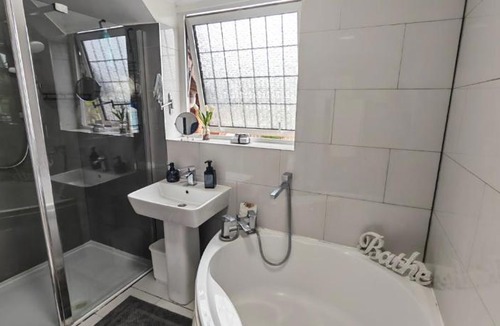Burton on Trent House | Tangle Tree Lodge - Luxury, Parking, Spacious