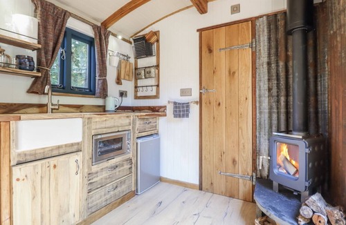 Kingswood House | Tanglewood Shepherds Hut, Welshpool
