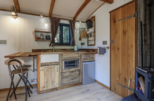 Kingswood House | Tanglewood Shepherds Hut, Welshpool