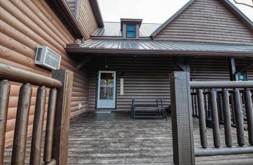 Pigeon Forge Ski Chalet | Tanner Manor Lodge