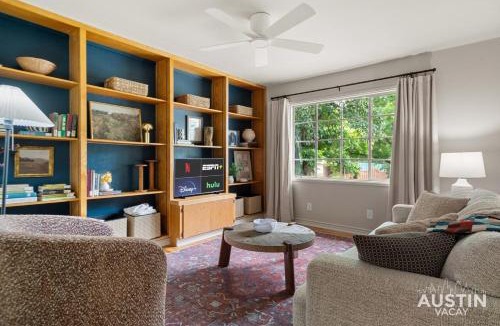 Clarksville House | Tarrytown 3BR 2BA Heated Chilled Cowboy Pool Game Lounge by Austin Vacay
