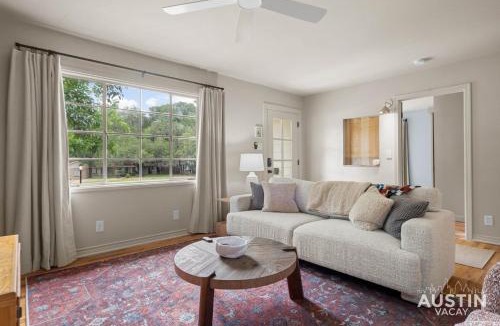 Clarksville House | Tarrytown 3BR 2BA Heated Chilled Cowboy Pool Game Lounge by Austin Vacay