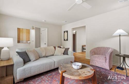 Clarksville House | Tarrytown 3BR 2BA Heated Chilled Cowboy Pool Game Lounge by Austin Vacay