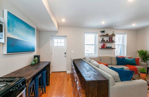 Highland Park House | Tasteful & Luminous Refuge | Near T