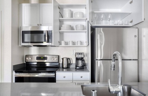 Pasadena Apartment | Tasteful Pasadena 1BR w/Gym & Pool, nr Colorado Ave, by Blueground