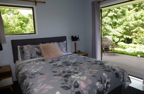 Aongatete House | Tasteful spacious private garden quest house