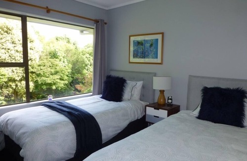 Aongatete House | Tasteful spacious private garden quest house