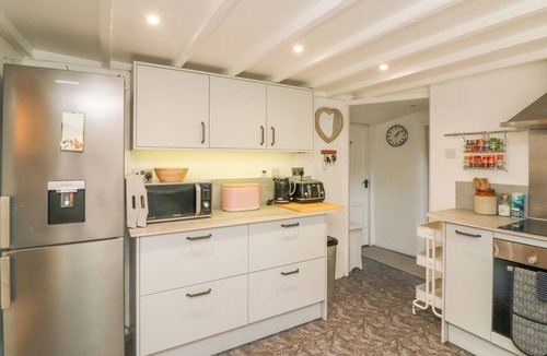 Bishops Tawton Cottage | TAWSTOCK VIEW, pet friendly, with open fire in Bishops Tawton