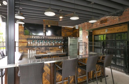 Nashville Condo | TB309 ~ Unique Flat w/Elevator ~ 1865 Club/Bar On Site ~ Pool ~ 2 Miles to Broadway ~ Free Parking