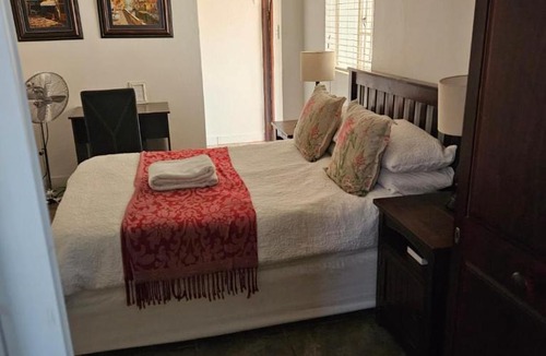 Lynnwood Ridge House | TCS on Lynnwood Guesthouse