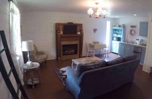 Creola Cottage | Tea For Two centrally located within the Hocking Hills