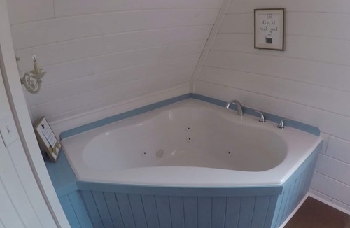 Creola Cottage | Tea For Two centrally located within the Hocking Hills