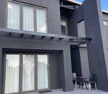Ikopeleng House | Team Sek Guest Studio