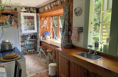 Hari Hari Cottage | Teapot Cottage (cute and cozy 1950's time-warp)