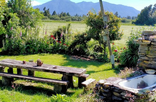 Hari Hari Cottage | Teapot Cottage (cute and cozy 1950's time-warp)