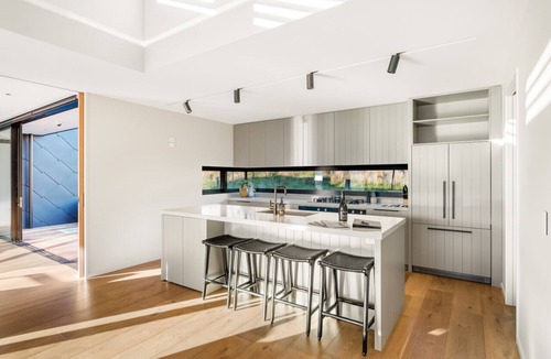 Wanaka Villa | Teitei Home - Panoramic Lake & Mountain Views, Theatre and Fireplace