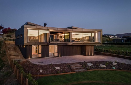Wanaka Villa | Teitei Home - Panoramic Lake & Mountain Views, Theatre and Fireplace